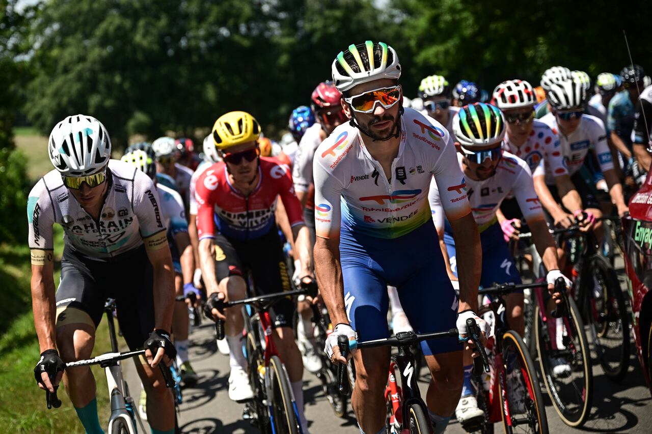 El ciclista francés Anthony Turgis (C) de TotalEnergies recorre con el grupo de ciclistas durante la 9ª etapa de la 110ª edición del Tour de Francia, carrera ciclista de 182,5 km entre Saint-Leonard-de-Noblat y Puy de Dome, en el centro Francia, el 9 de julio de 2023. (Foto de Marco BERTORELLO / AFP)