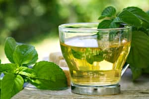 El té de menta junto con el anís ayudan a desitoxicar y desinflamar el aparato digestivo.