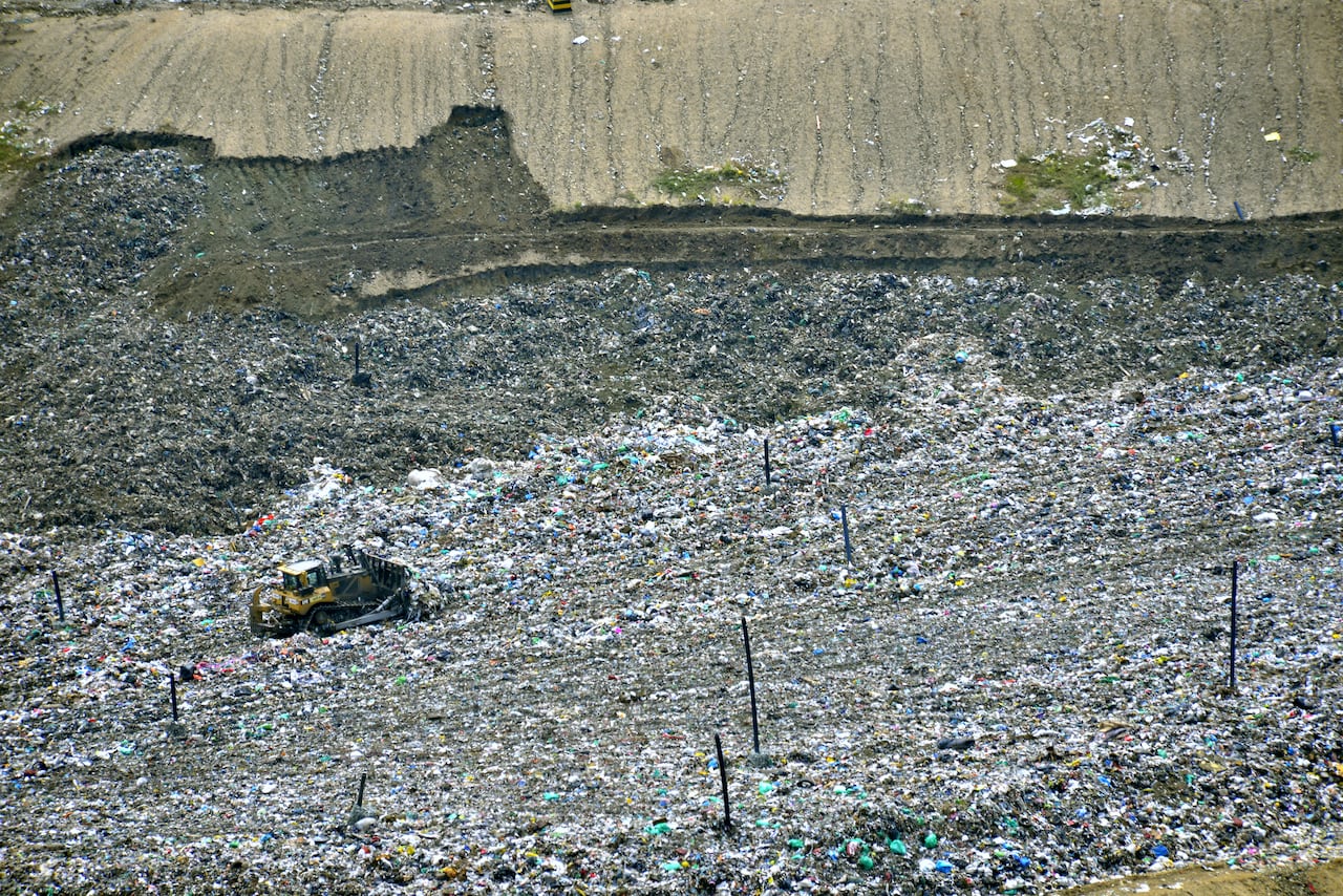 Cada día, 3200 toneladas de residuos sólidos llegan a los rellenos sanitarios del Valle del Cauca. La mayor parte termina en Colomba-El Guabal, ubicado en el municipio Yotoco. Este es el sitio de disposición final de los residuos que se generan en los diferentes municipios del departamento del Valle del Cauca, incluyendo Cali.