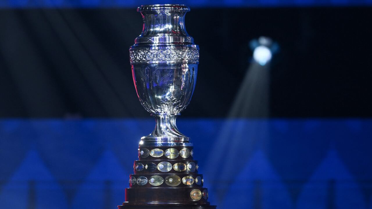El trofeo de la Copa América aparece en el escenario durante el sorteo final de la competición de fútbol Conmebol Copa América 2024 en el James L. Knight Center en Miami, Florida, el 7 de diciembre de 2023. (Foto de ANGELA WEISS / AFP)