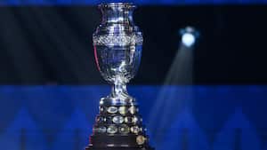 El trofeo de la Copa América aparece en el escenario durante el sorteo final de la competición de fútbol Conmebol Copa América 2024 en el James L. Knight Center en Miami, Florida, el 7 de diciembre de 2023. (Foto de ANGELA WEISS / AFP)