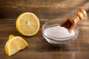 La mezcla de limón y bicarbonato ayuda a quitar manchas de la ropa.