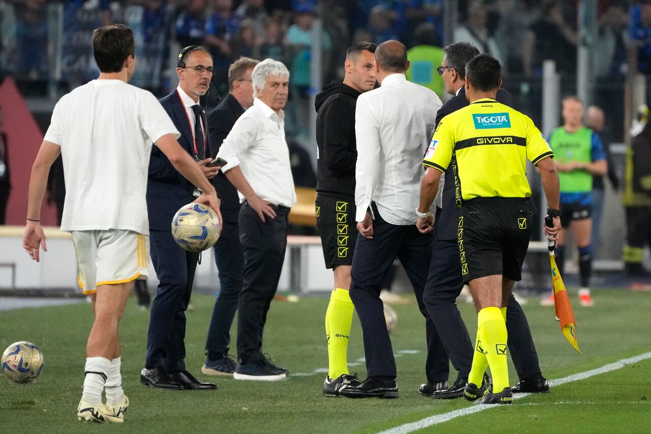 El entrenador de la Juventus, Massimiliano Allegri, tercero desde la derecha, reacciona cuando abandona el campo después de recibir una tarjeta roja durante el partido final de la Copa Italia entre Atalanta y Juventus en el Estadio Olímpico de Roma, el miércoles 15 de mayo de 2024. (Foto AP/Gregorio Borgia)