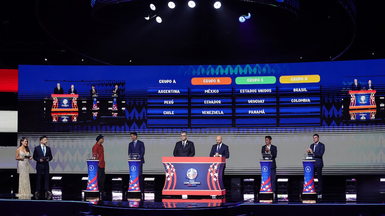 Paraguay se muestra tras ser seleccionado durante el sorteo oficial de la CONMEBOL Copa América 2024 en el James L. Knight Center el 07 de diciembre de 2023 en Miami, Florida.