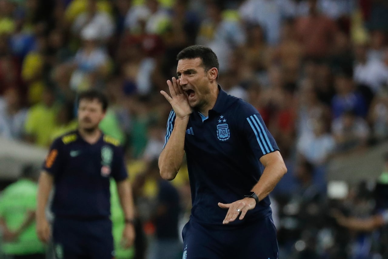 El técnico de Argentina Lionel Scaloni grita instrucciones durante el partido contra Brasil en las eliminatorias del Mundial 2026, el martes 21 de noviembre de 2026, en Río de Janeiro. (AP Foto/Bruna Prado)