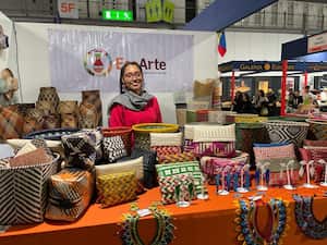 La gerente de Ecoarte, Karoll Arroyo, atiende el stand, en Milán, donde se exhiben las artesanías del Pacífico. La feria ha tenido gran acogida por público de diversas partes del mundo.