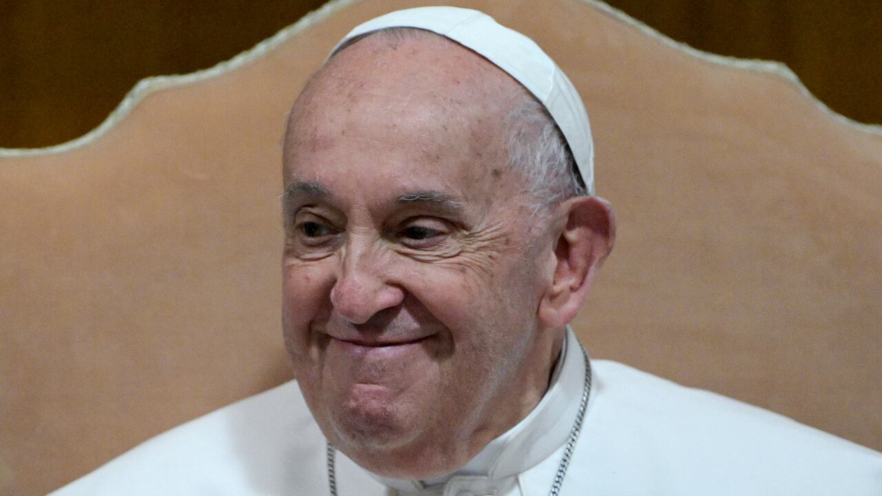 El Papa Francisco sonríe durante la jornada de clausura del Encuentro Internacional del Sentido en el Vaticano.
