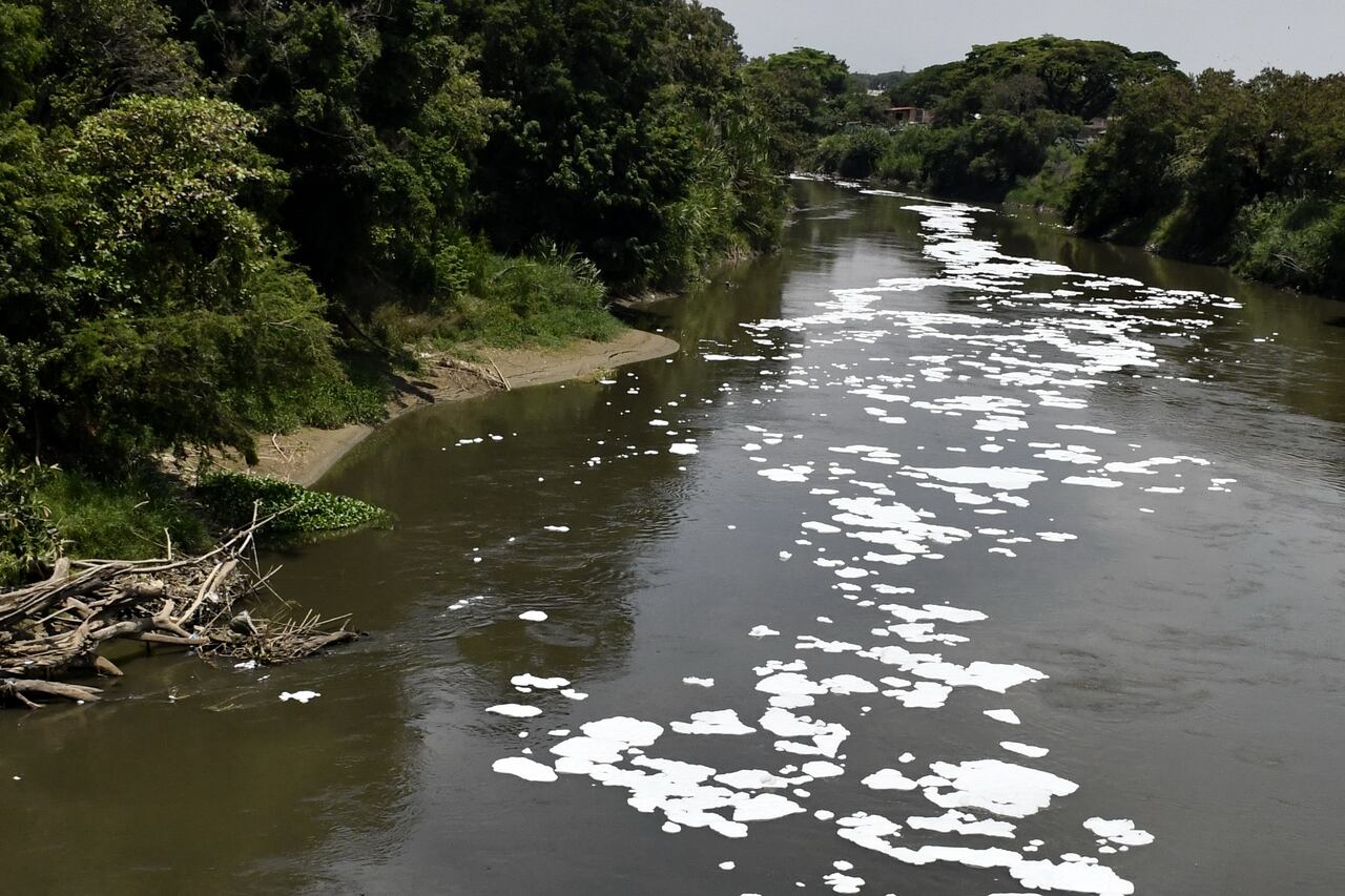 Cali: Contaminación sobre el Río Cauca en su paso por Juanchito. foto José L Guzmán. El País