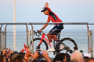 Egan Bernal entrando a la presentación del Team INEOS de cara a la Vuelta a España 2023