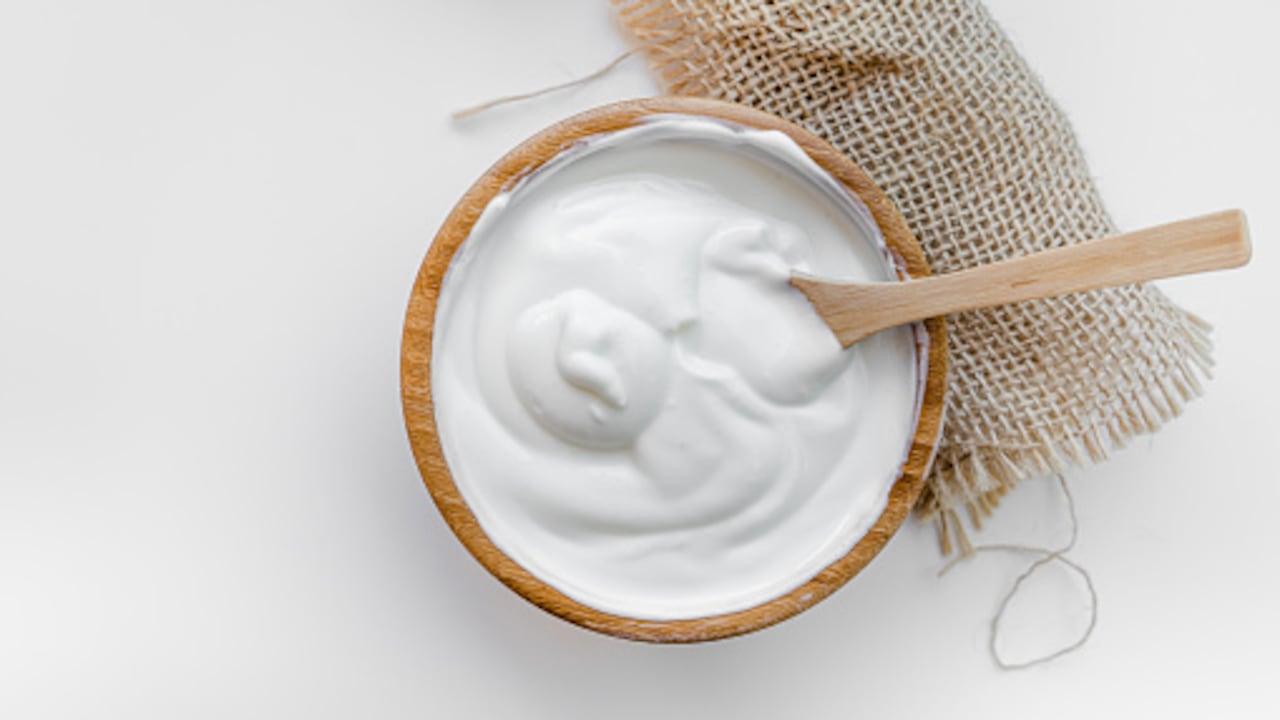 El yogur griego ha sido incorporado en la dieta de muchas personas porque mantiene un equilibrio entre los nutrientes y los niveles bajos azúcar que contribuyen significativamente en elementos para la reducción de peso.