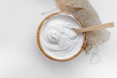 El yogur griego ha sido incorporado en la dieta de muchas personas porque mantiene un equilibrio entre los nutrientes y los niveles bajos azúcar que contribuyen significativamente en elementos para la reducción de peso.