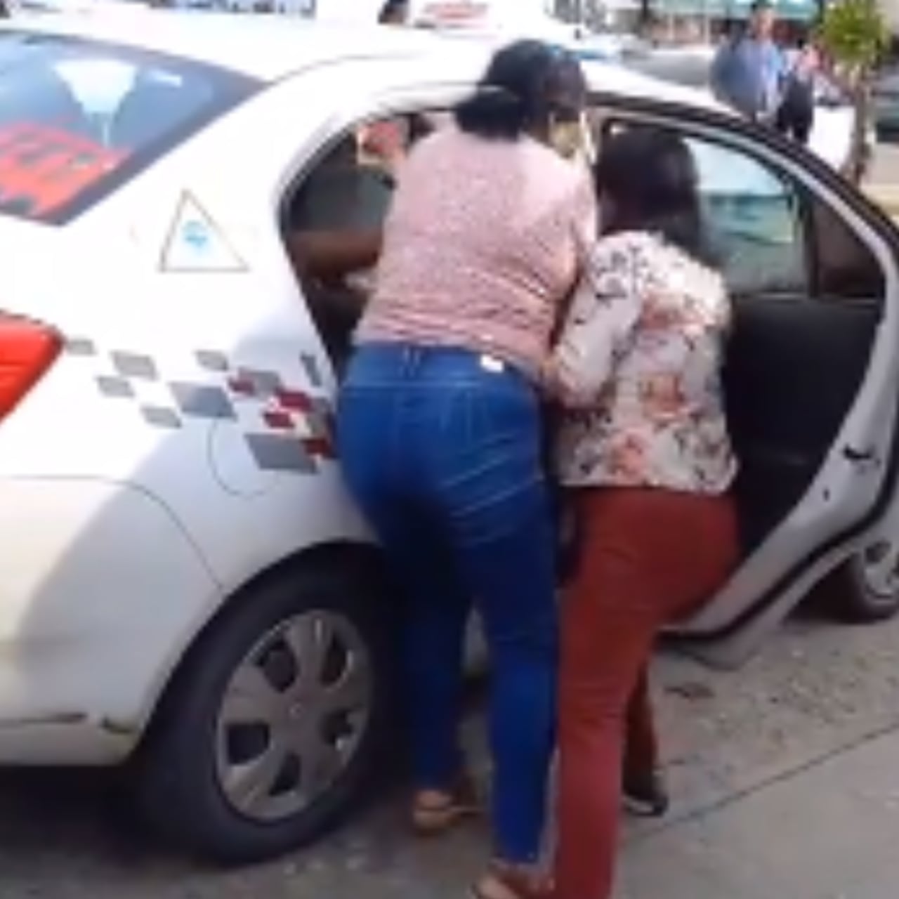 La mujer intentó sacar a la fuerza al hombre y su acompañante del taxi.
