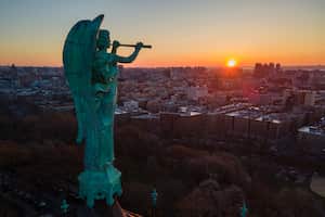 Fotografía de archivo de una estatua de bronce del ángel Gabriel tocando una trompeta sobre la catedral de San Juan el Divino en el vecindario Morningside Heights en Manhattan, Nueva York, el domingo 26 de marzo de 2023. (AP Foto/Ted Shaffrey, Archivo)
