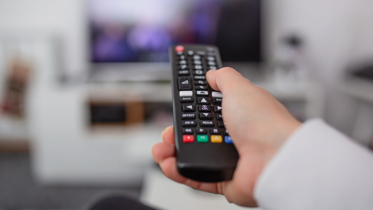 El control remoto de Smart TV revela su versatilidad a través de los botones de colores.