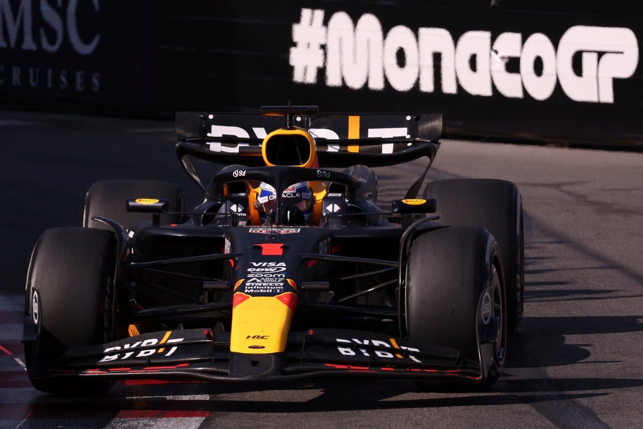 El piloto de Red Bull Max Verstappen, de Holanda, conduce su auto durante la carrera del Gran Premio de Mónaco de Fórmula Uno en el autódromo de Mónaco, en Mónaco, el domingo 26 de mayo de 2024. (Claudia Greco/Pool Photo vía AP)