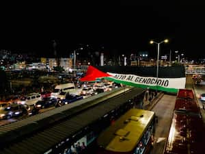 Con la consigna "alto al genocidio" fue extendida la bandera de Palestina en las inmediaciones al estadio El Campín, minutos antes de que comenzara el partido entre Millonarios y Palestino de Chile. Foto: Redes Sociales.