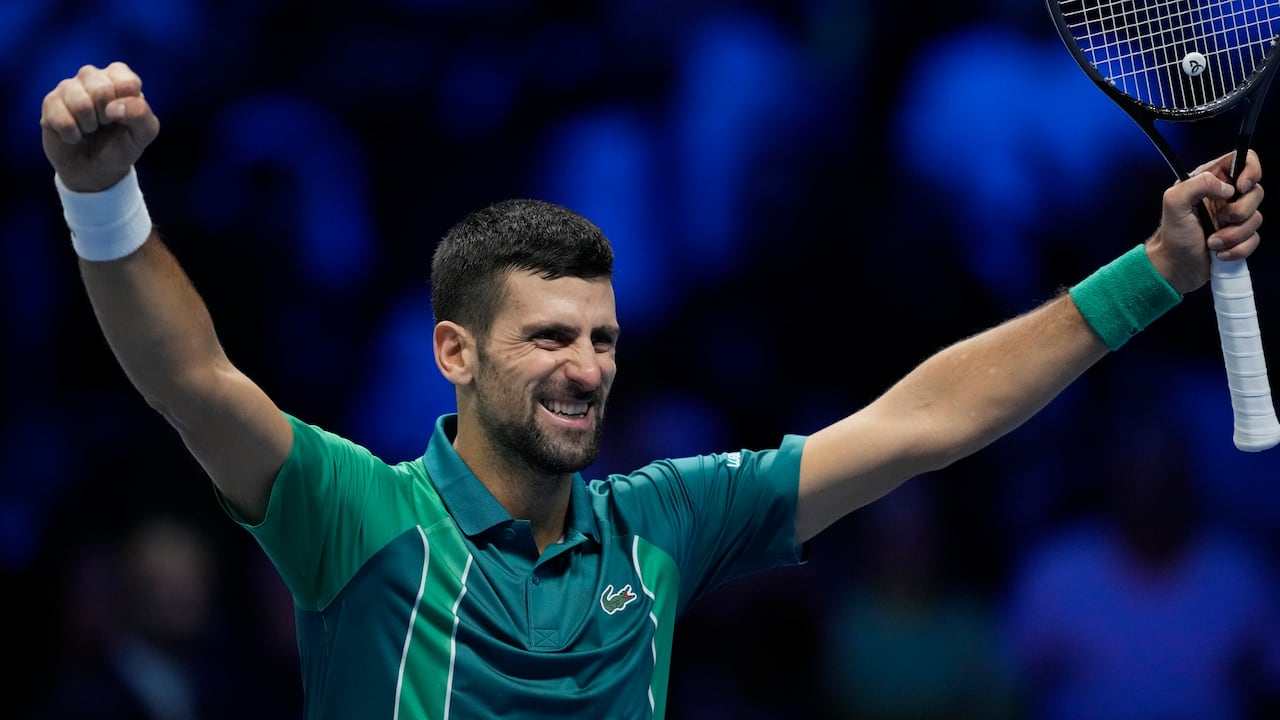 El serbio Novak Djokovic celebra después de ganar la final individual de tenis de las Finales ATP World Tour en el Pala Alpitour, en Turín, Italia, el domingo 19 de noviembre de 2023. (Foto AP/Antonio Calanni)
