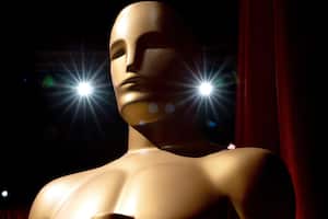 Una estatua de los Oscar se encuentra de pie mientras se realizan los preparativos a lo largo de la alfombra roja antes de la 95.ª entrega de los Premios de la Academia, en Hollywood.
