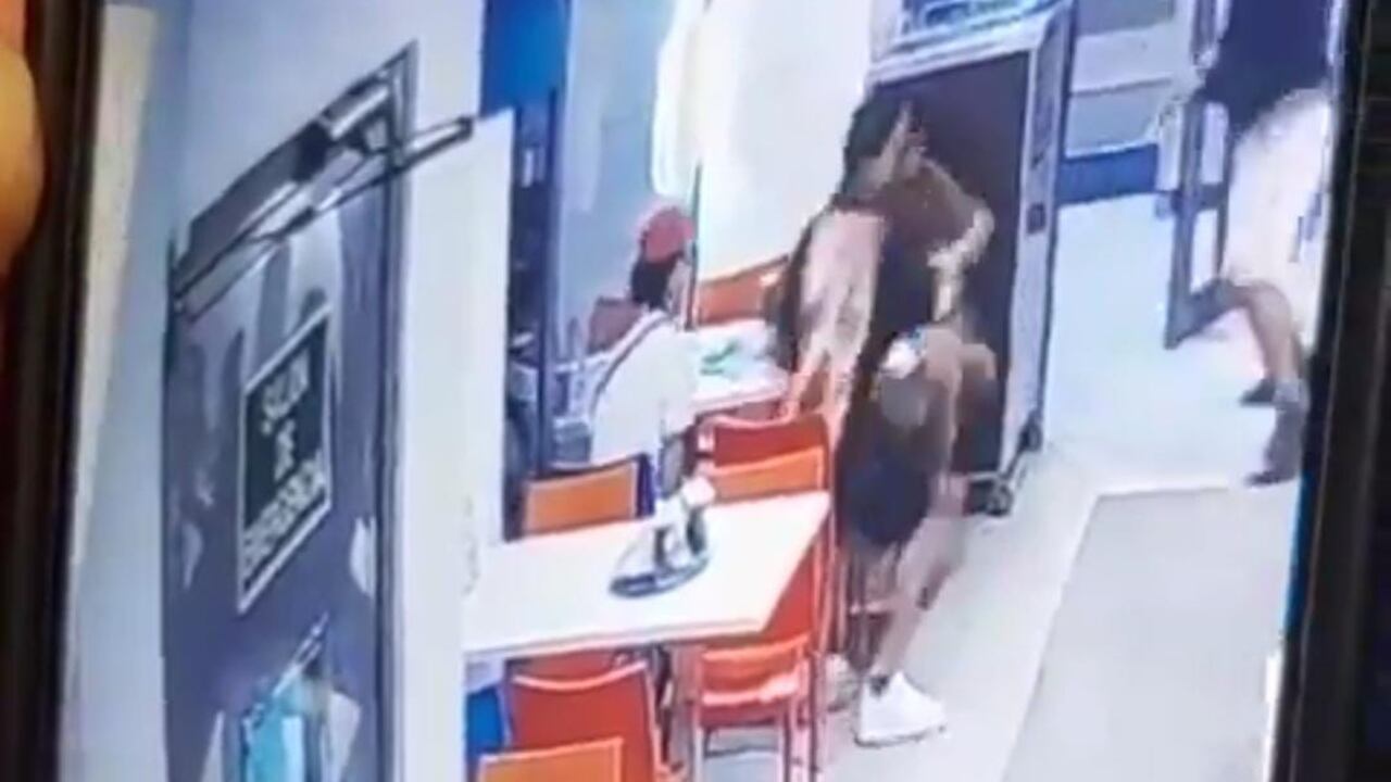 Tres jóvenes fueron atacados al interior de la pizzería.