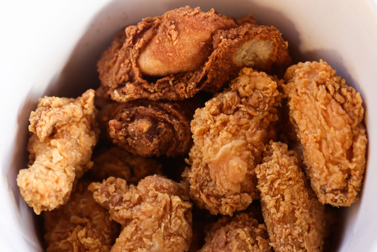 ¿Quiere traer el auténtico sabor de Kentucky a su mesa? Aprenda a preparar un pollo apanado con una receta similar a la de KFC que dejará a sus invitados pidiendo más.