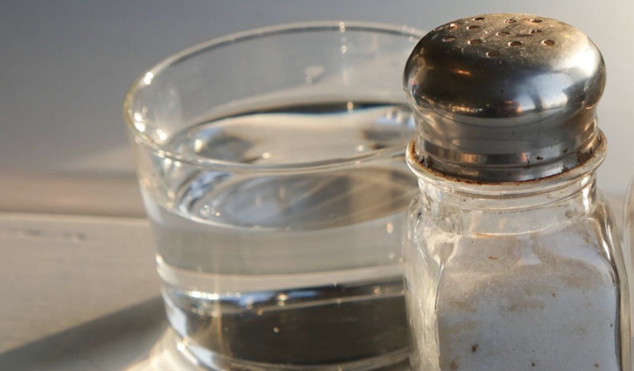 Mezclar agua con sal trae grandes beneficios para el cuidado de la piel