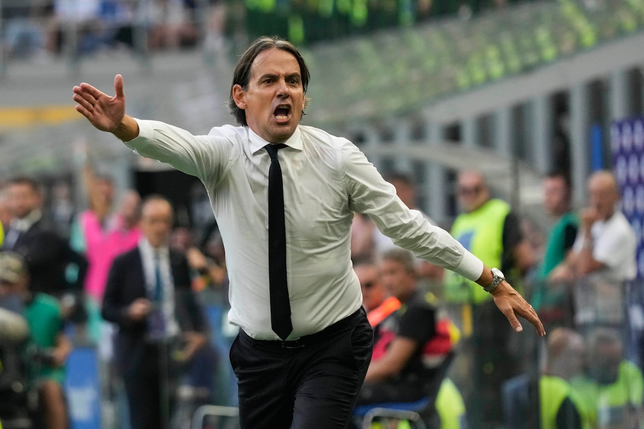 Simone Inzaghi, entrenador del Inter, dando indicaciones a sus dirigidos.