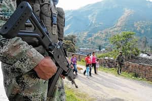 Uno de los factores que estaría influyendo en el recrudecimiento del conflicto armado en Colombia sería la reorganización de estructuras criminales como el ELN, la Segunda Marquetalia, entre otras