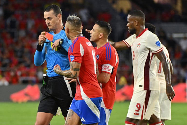 Jugadores de Chile discuten con el árbitro Wilmar Roldán durante el partido del Grupo A de la CONMEBOL Copa América 2024 entre Canadá y Chile en el Exploria Stadium el 29 de junio de 2024 en Orlando, Florida.