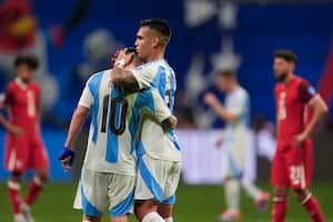 Lautaro Martínez celebra con Messi el segundo gol de Argentina