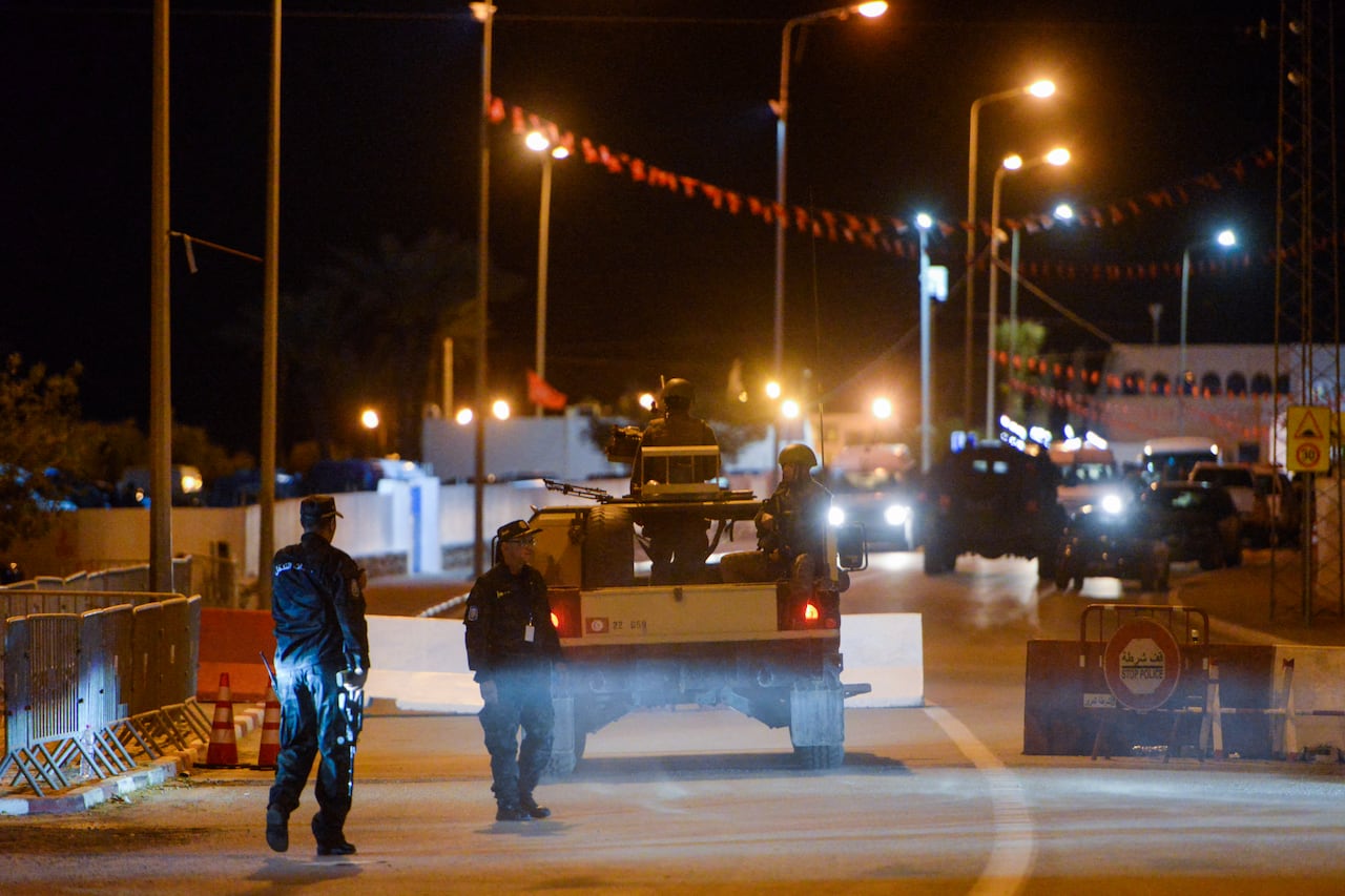 La policía asegura un área cerca de la sinagoga Ghriba luego de un tiroteo en la isla turística de Djerba.