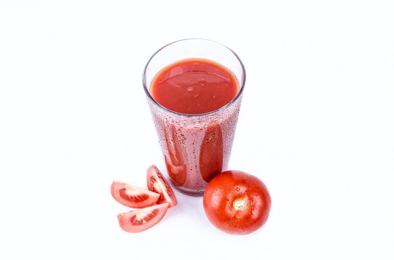 El jugo de tomate contiene licopeno, que es un poderoso antioxidante que ayudan a proteger las células del daño causado por los radicales libres, lo cual puede reducir el riesgo de enfermedades crónicas.