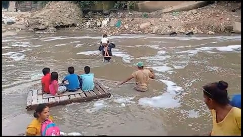 Los niños, para asistir a clases, deben utilizar una lancha improvisada para atravesar el río de Oro.