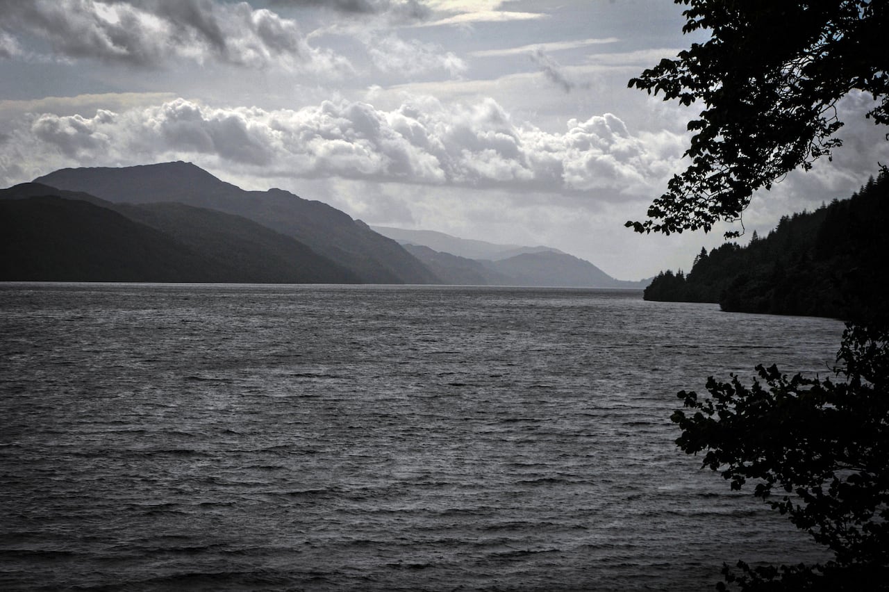 El misterio del Lago Ness, se ha mantenido por años en Escocia. Millones de turistas visitan el sitio cada año.