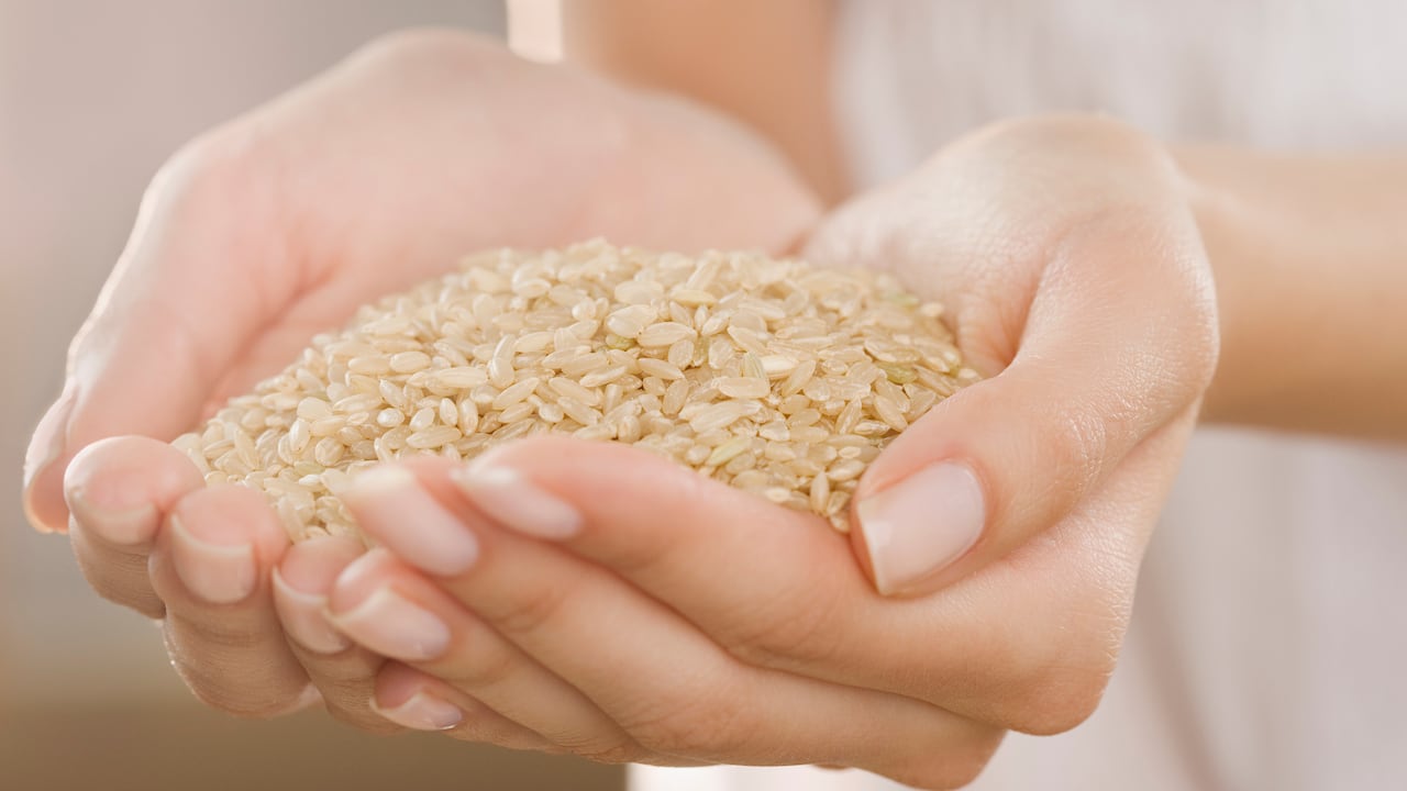 El remojo del arroz integral es fundamental para ablandar sus granos antes de cocinar. En este artículo, se examina cuánto tiempo es necesario para obtener un arroz perfecto.