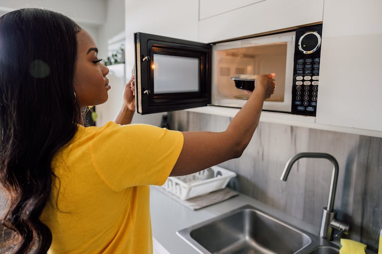 Los hornos microondas son una herramienta común en la cocina moderna. Expertos analizan la evidencia sobre su relación con el cáncer.