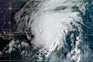 El huracán Idalia golpea la costa oeste de Florida en una imagen compuesta del satélite meteorológico GOES-East de la Administración Nacional Oceánica y Atmosférica (NOAA) el 30 de agosto de 2023.