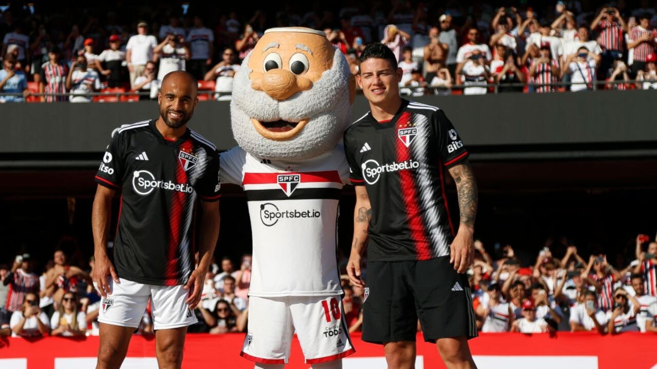 SAO PAULO, BRAZIL - AUGUST 06: (L-R) Newly signed players Lucas Moura and James Rodriguez are introduced to the fans before a match between Sao Paulo and Atletico Mineiro as part of Brasileirao Series A 2023 at Morumbi Stadium on August 06, 2023 in Sao Paulo, Brazil. (Photo by Miguel Schincariol/Getty Images)