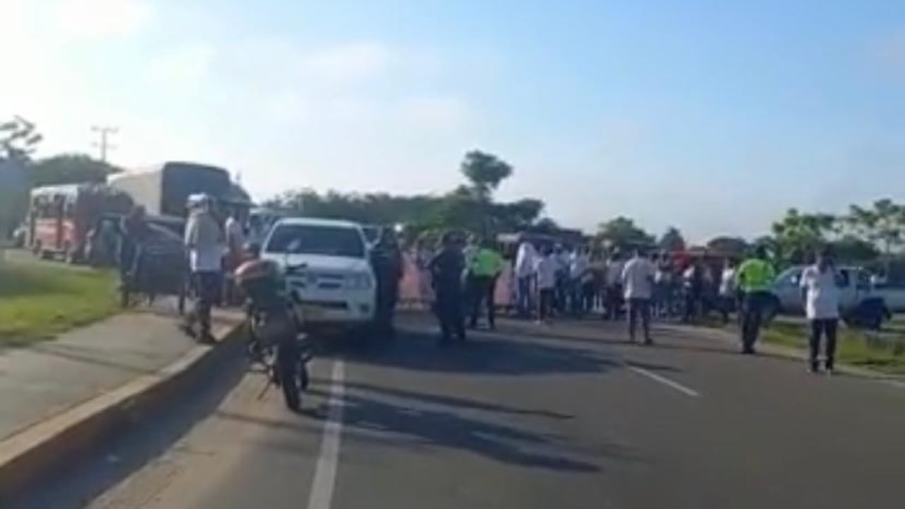 Motocarristas y mototaxistas bloquearon a la altura del peaje de Sabanagrande a Barranquilla en medio de protestas.