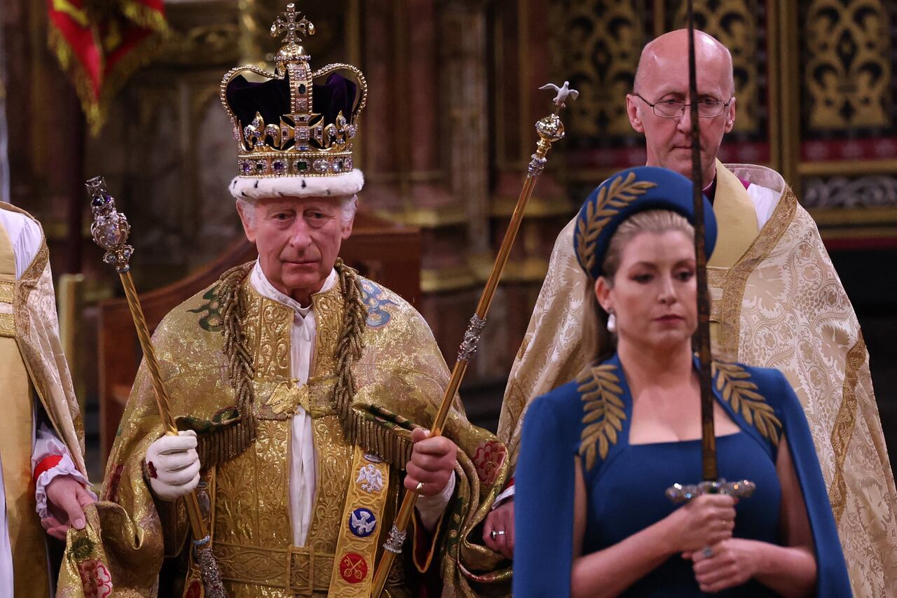Carlos III con la corona de San Eduardo.