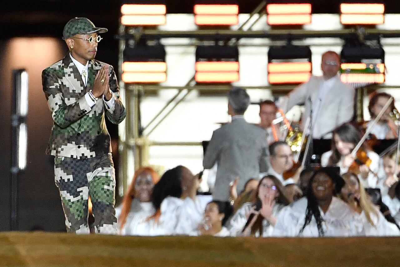 El diseñador de moda y cantante Pharrell Williams, reconoce a la audiencia al final del espectáculo Louis Vuitton Menswear Primavera-Verano 2024 como parte de la Semana de la Moda de París en el Pont Neuf, en el centro de París, el 20 de junio de 2023.