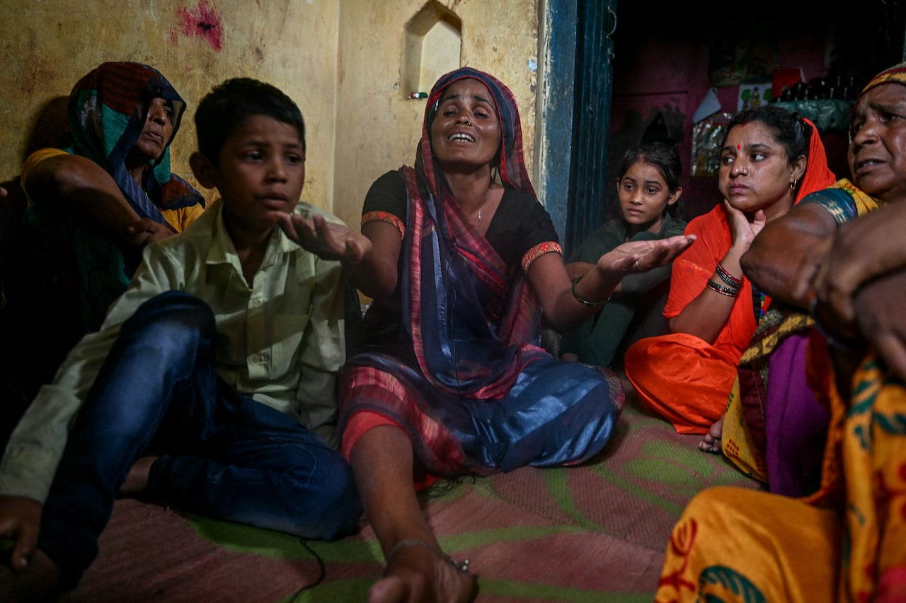 Sudha (Centro), madre de una víctima que murió en una estampida durante un sermón en Hathras, en el estado indio de Uttar Pradesh, llora en su residencia en Kasganj el 3 de julio de 2024. Los supervivientes de la estampida más mortífera de la India en más de una década recordaron en julio 3 el horror de ser aplastado en una reunión religiosa hindú muy superpoblada donde murieron 121 personas.  (Photo by Arun SANKAR / AFP)
