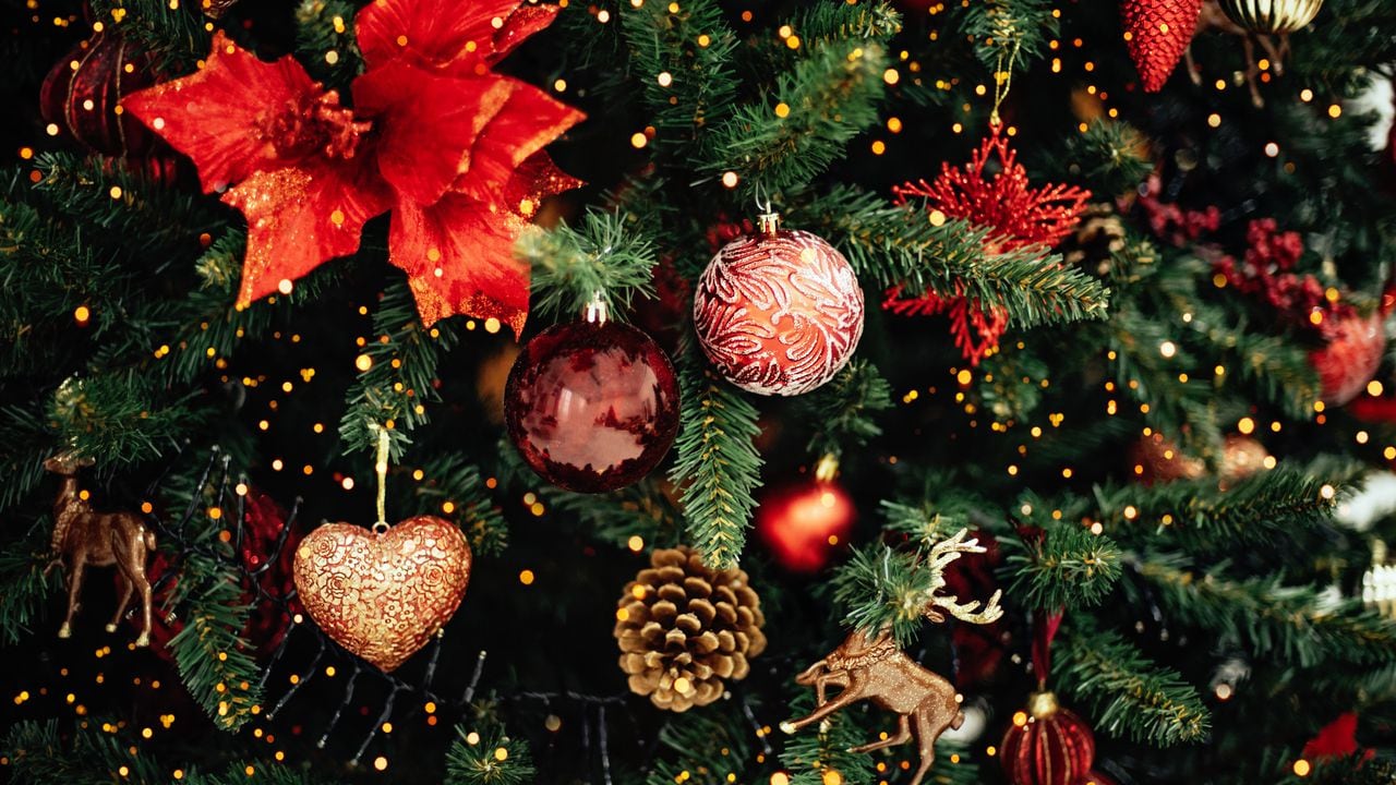 arbol de navidad con esferas grandes, arbol navideño con esferas