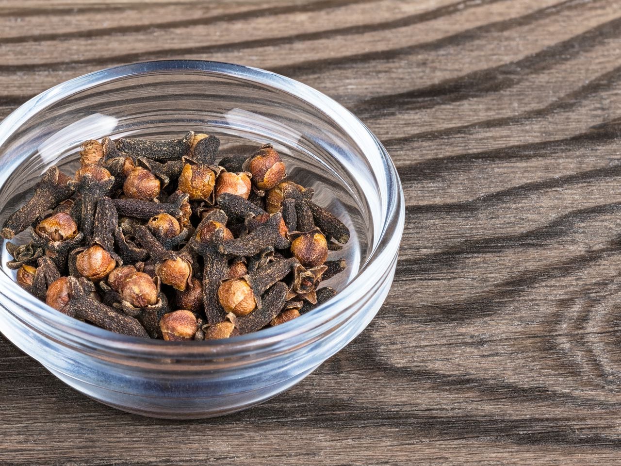 El té de clavo de olor tiene beneficios sorprendentes: así puedes  prepararlo